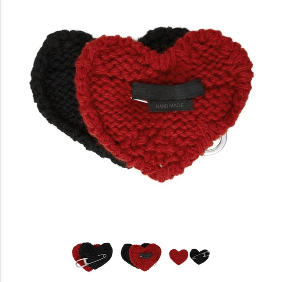 PRADA Spille in tessuto knitted heart
Nero+Rosso ❤️❤️❤️ - Picture 6 of 15